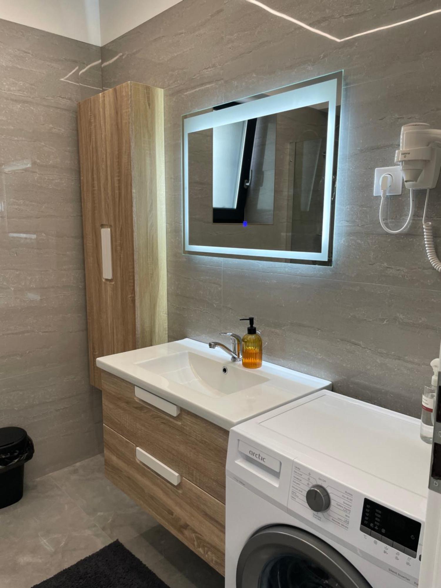 Noah Apartment Self Check-In Otopeni Exterior foto